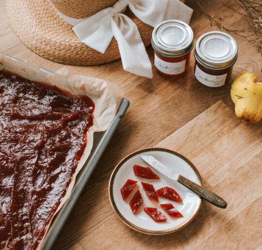 Quittenbrot: Einfaches, gelingsicheres Rezept für Quittenschnitten. So Quitten-Reste zu leckeren Gummibärchen verarbeiten. Nachmachen!