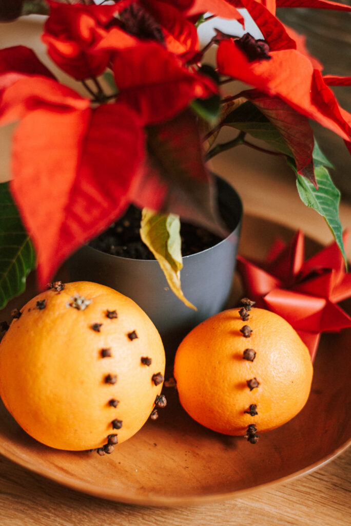 Einfache Skandinavische DIY Advent-Tradition: Orangen mit Nelken für ein nachhaltiges weihnachtliches Raumklima an Weihnachten. #weihnachten #diy #skandinavisch