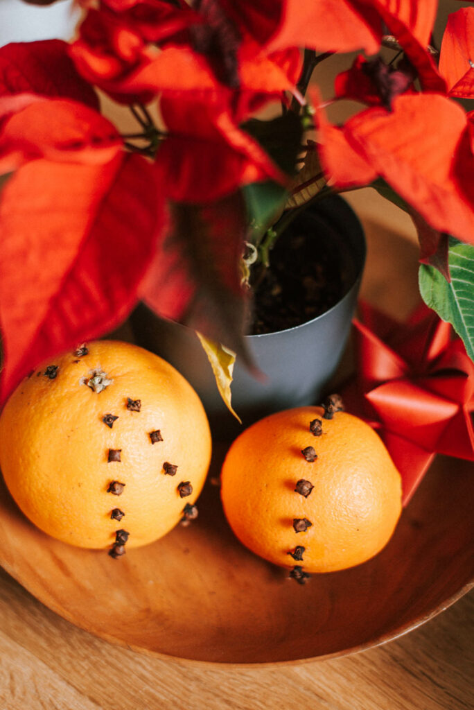 Einfache Skandinavische DIY Advent-Tradition: Orangen mit Nelken für ein nachhaltiges weihnachtliches Raumklima an Weihnachten. #weihnachten #diy #skandinavisch