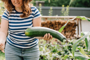 Zucchini-Schwemme? Hier findest du 20 einfache Zucchini-Rezepte – von Puffer und Lasagne bis Chutney, Brot & Kuchen. Mit Mengenangaben, Zeiten und Schritt-für-Schritt-Anleitung.