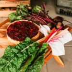 Rote Bete Quiche: Ein Must-Eat im Spätsommer. Wir lieben die würzige Füllung aus Roter Bete, Zwiebeln, Feta, Mangold und frischen Kräutern.