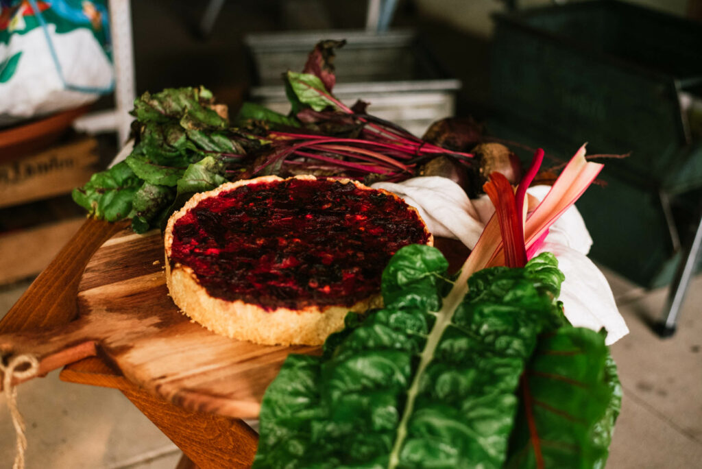 Rote Bete Quiche: Ein Must-Eat im Spätsommer. Wir lieben die würzige Füllung aus Roter Bete, Zwiebeln, Feta, Mangold und frischen Kräutern.
