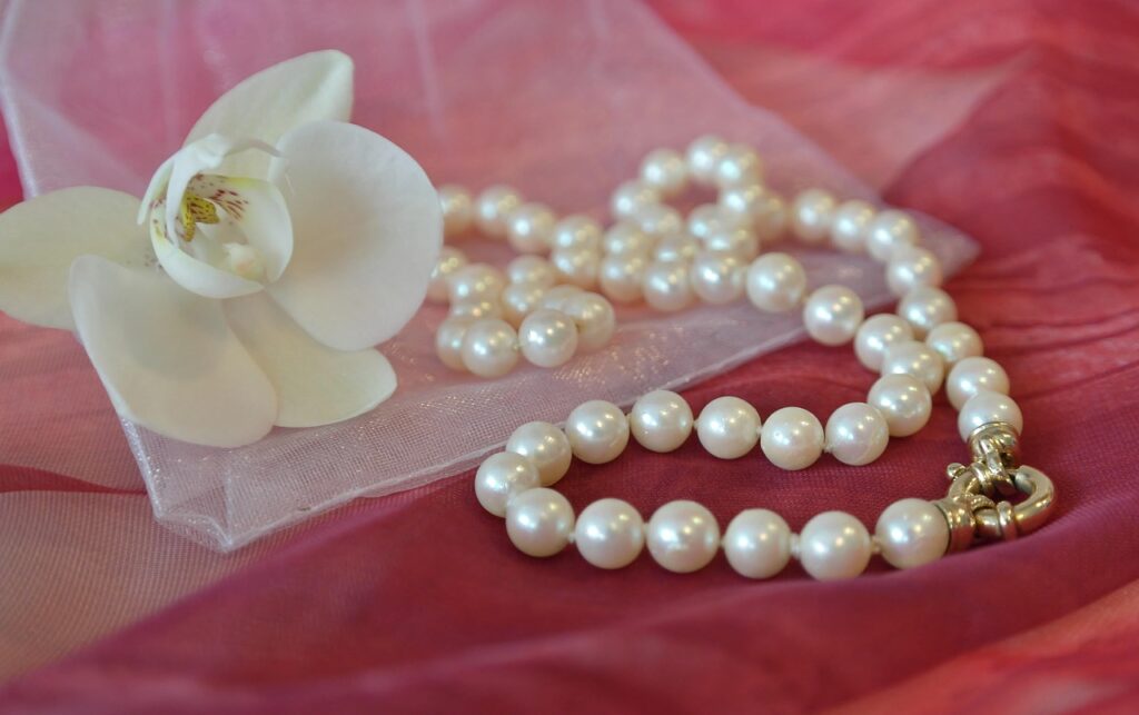 Praktische Tipps & wirksame Hausmittel zum Schmuck reinigen: Goldschmuck, Silberschmuck, Holzschmuck, Perlen, Edelsteine ...