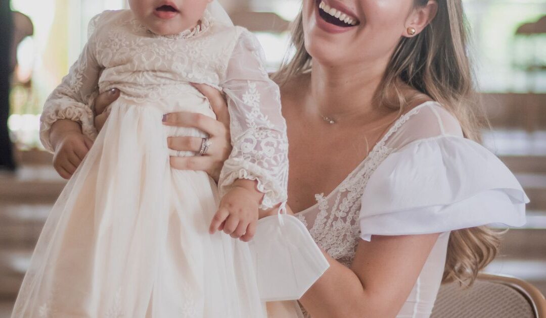 Liebevolle & moderne Glückwünsche zur Taufe: Ideen, Texte, Sprüche und Beispiele für Karten, WhatsApp & Paten. Jetzt Taufwünsche entdecken.