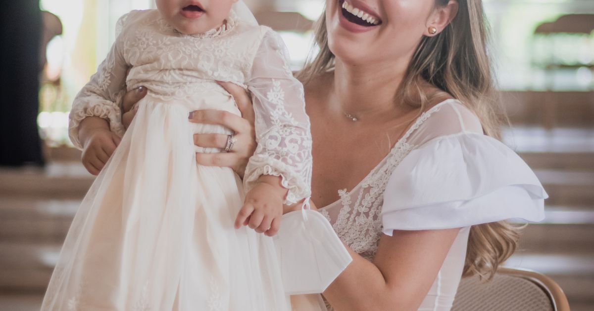 Liebevolle & moderne Glückwünsche zur Taufe: Ideen, Texte, Sprüche und Beispiele für Karten, WhatsApp & Paten. Jetzt Taufwünsche entdecken.