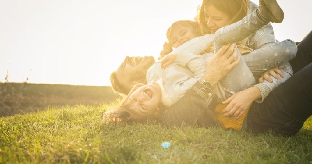 Kreative Bastel‑ und Spielideen für Kleinkinder im Sommer: einfache DIYs, Outdoor‑Spiele & Wasserspaß für warme Tage.
