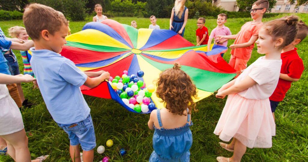 Kreative Bastel‑ und Spielideen für Kleinkinder im Sommer: einfache DIYs, Outdoor‑Spiele & Wasserspaß für warme Tage.