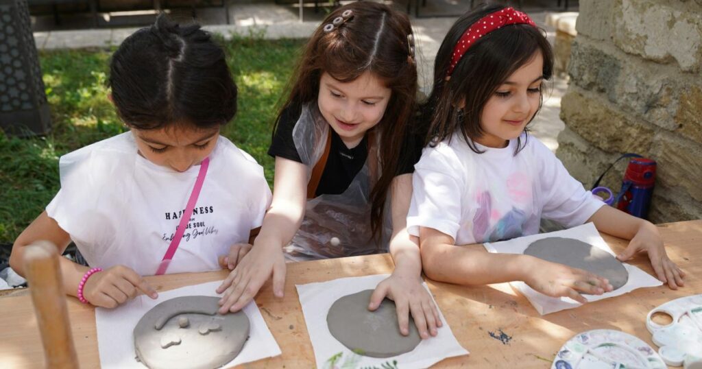 Sommerliche Spiel‑ und Bastelideen für Kleinkinder – kreativ, schnell vorbereitet und perfekt für heiße Tage.