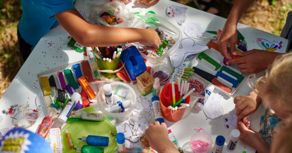 Entdecke einfache Sommerideen für Kleinkinder: Basteln, Wasserspiele & Outdoor‑Spaß für kleine Entdecker.