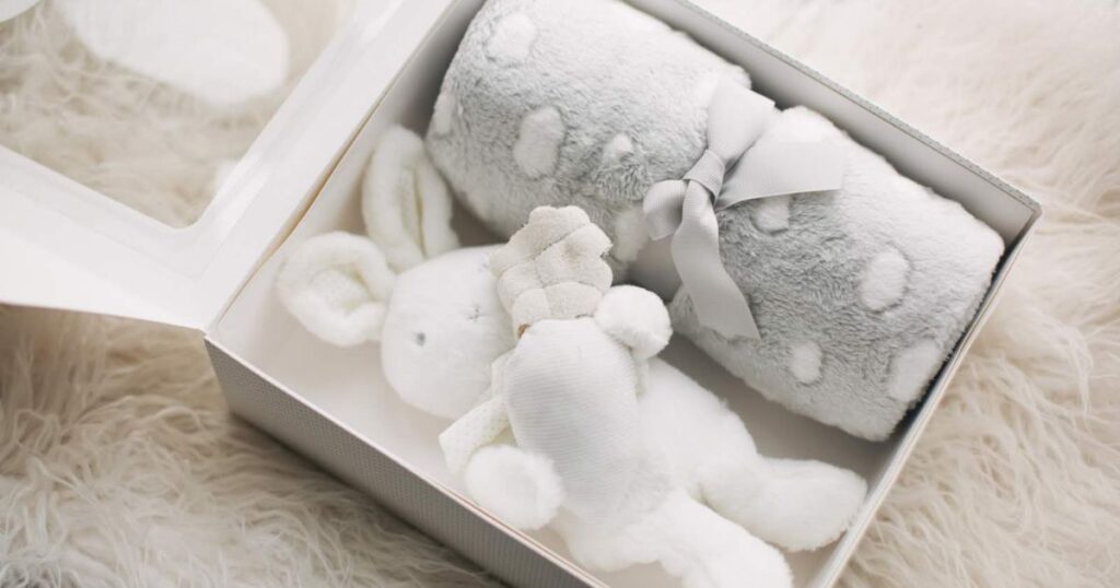 Moderne Geschenkideen zur Taufe: personalisiert, nachhaltig und liebevoll. Entdecke die schönsten Taufgeschenke für Mädchen und Jungen.