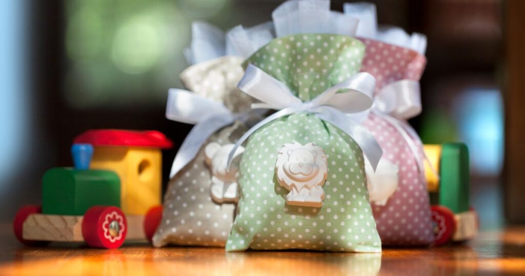 Geschenkideen zur Taufe für Mädchen und Jungen – personalisierbare, klassische, nachhaltige und minimalistische Taufgeschenke