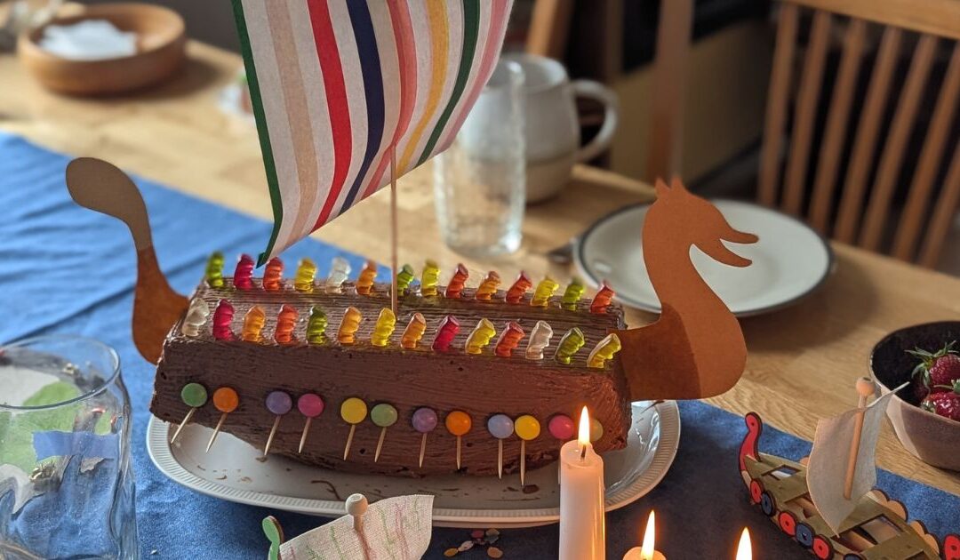 Ideen für einen Wikinger Kindergeburtstag: einfache Deko, Spiele, Rezepte und Mitgebsel für eine unvergessliche Abenteuer‑Party.