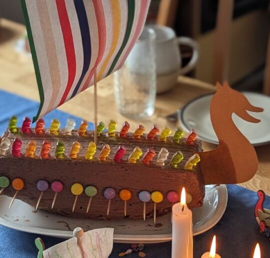 Ideen für einen Wikinger Kindergeburtstag: einfache Deko, Spiele, Rezepte und Mitgebsel für eine unvergessliche Abenteuer‑Party.