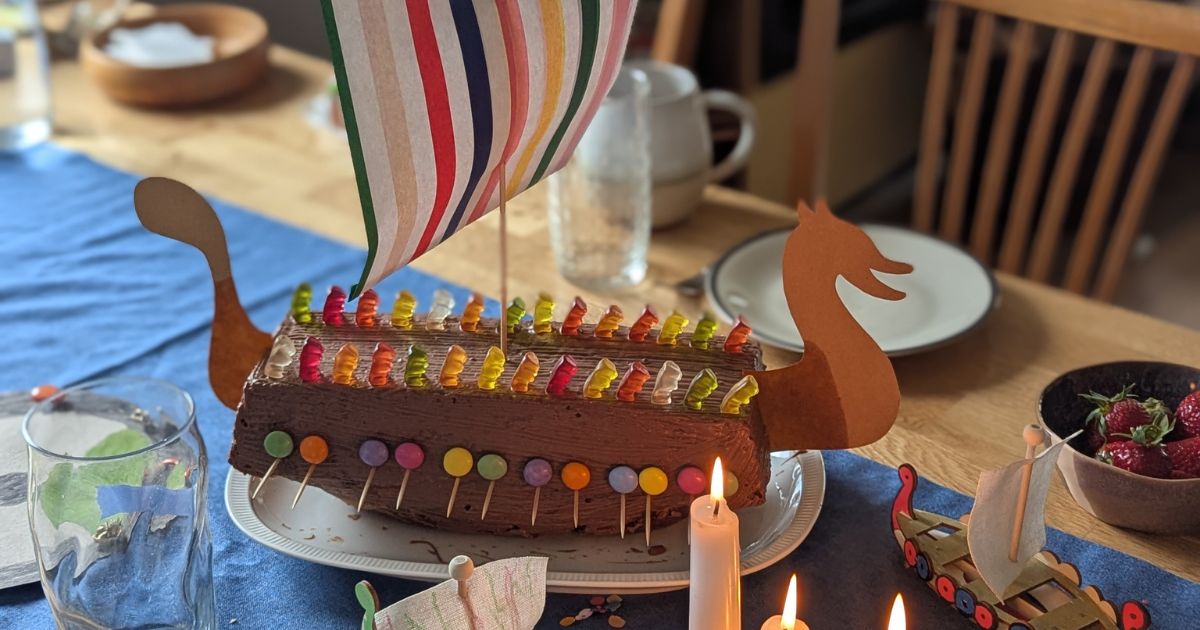 Ideen für einen Wikinger Kindergeburtstag: einfache Deko, Spiele, Rezepte und Mitgebsel für eine unvergessliche Abenteuer‑Party.