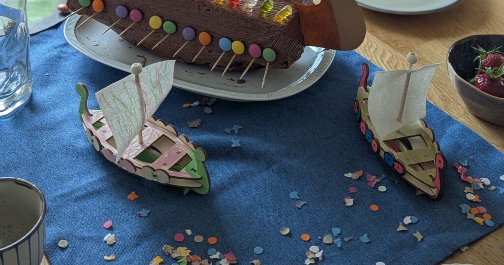 Ideen für einen Wikinger Kindergeburtstag: einfache Deko, Spiele, Rezepte und Mitgebsel für eine unvergessliche Abenteuer‑Party.