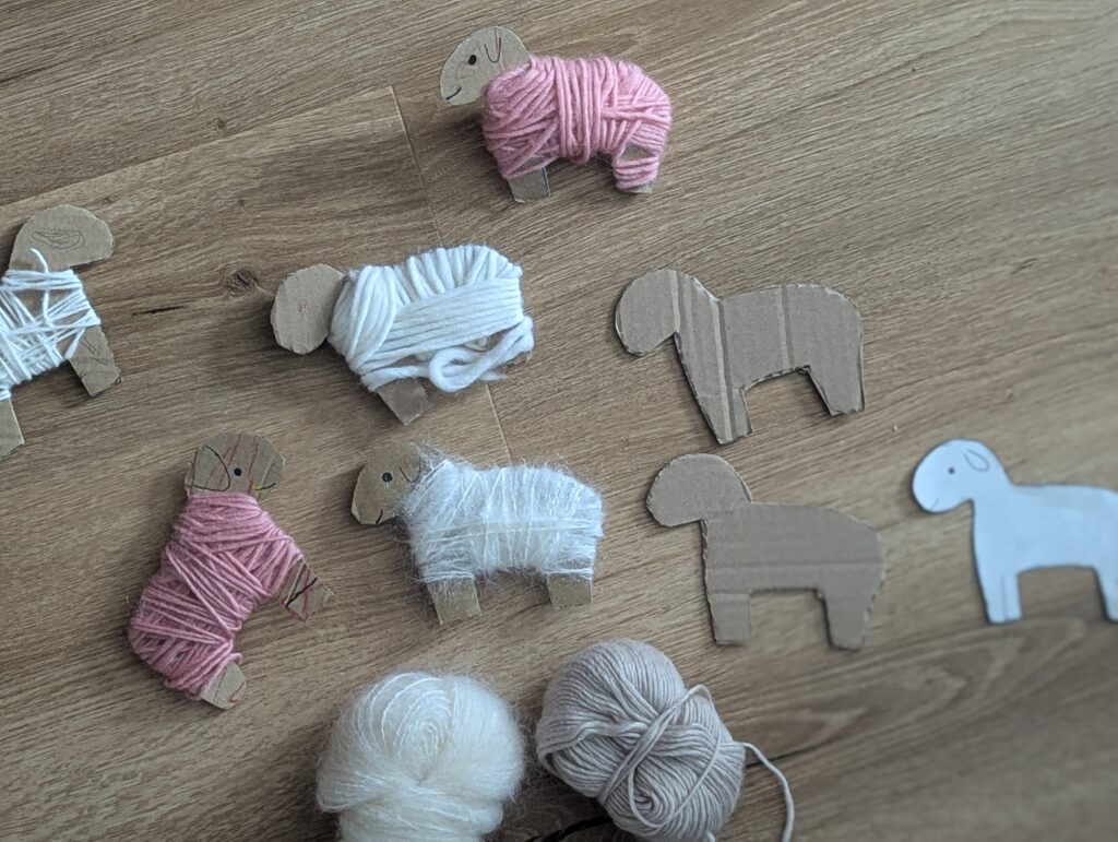 DIY Schafe basteln leicht gemacht: Entdeckt die süße Bastelanleitung für flauschige Schafe aus Karton und Wolle inklusive kostenloser Vorlage zum Ausdrucken.