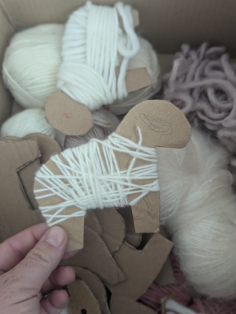 DIY Schafe basteln leicht gemacht: Entdeckt die süße Bastelanleitung für flauschige Schafe aus Karton und Wolle inklusive kostenloser Vorlage zum Ausdrucken.