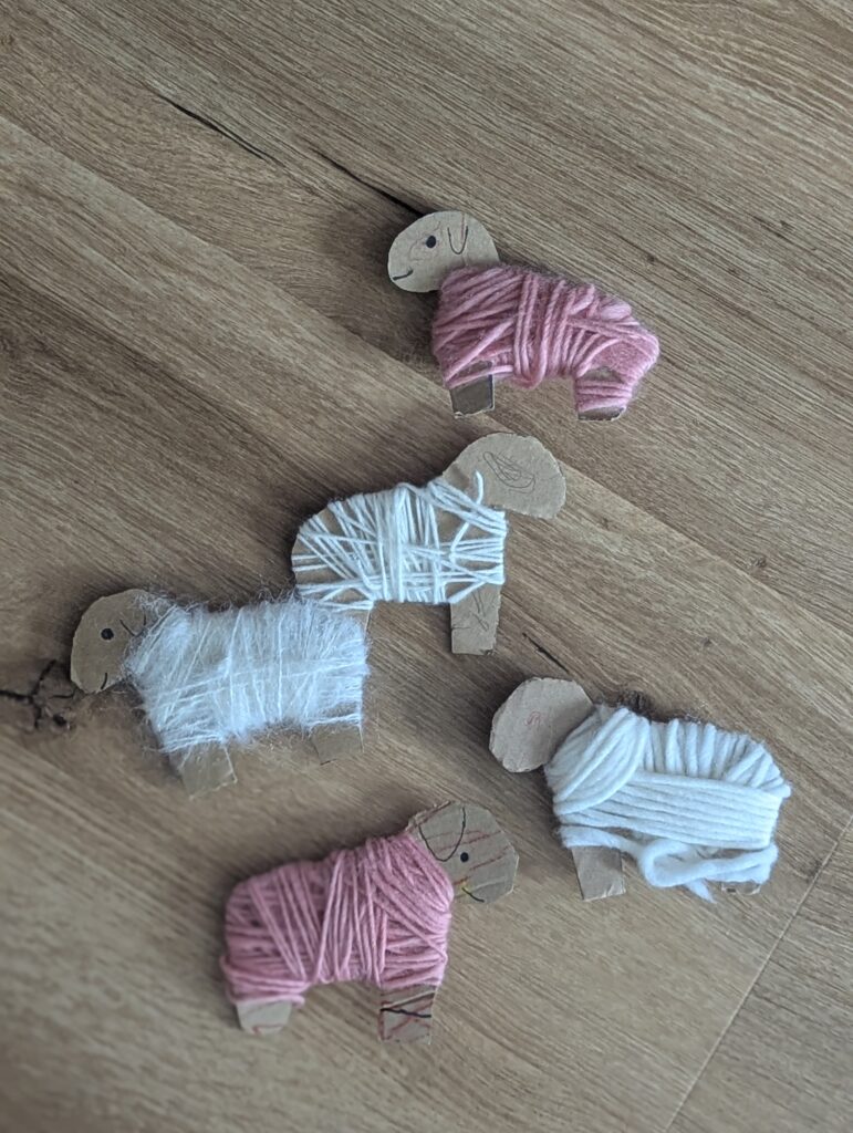 DIY Schafe basteln leicht gemacht: Entdeckt die süße Bastelanleitung für flauschige Schafe aus Karton und Wolle inklusive kostenloser Vorlage zum Ausdrucken.