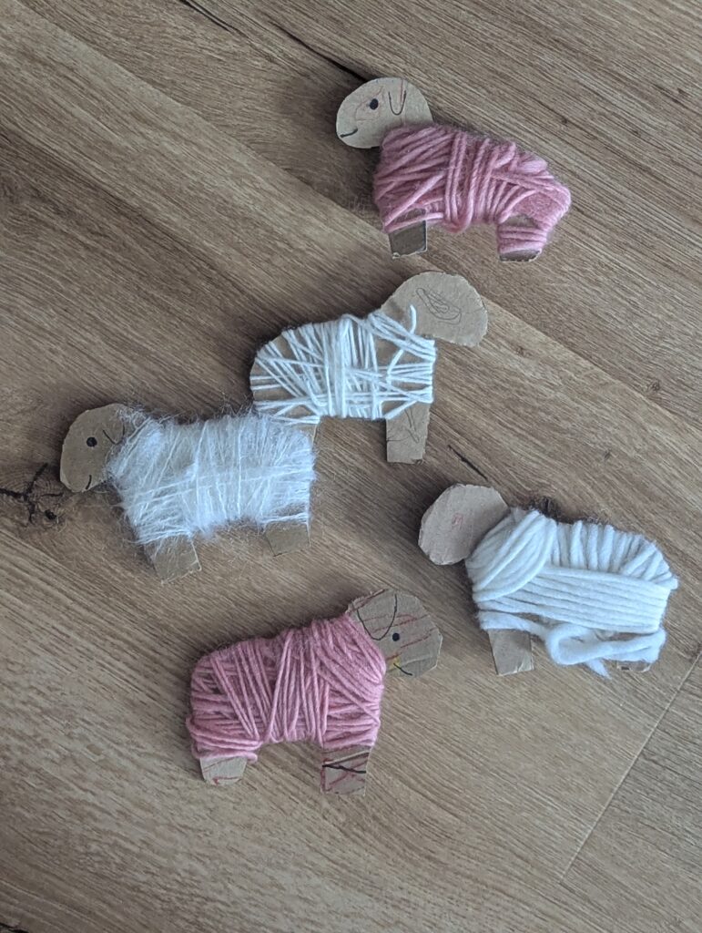 DIY Schafe basteln leicht gemacht: Entdeckt die süße Bastelanleitung für flauschige Schafe aus Karton und Wolle inklusive kostenloser Vorlage zum Ausdrucken.