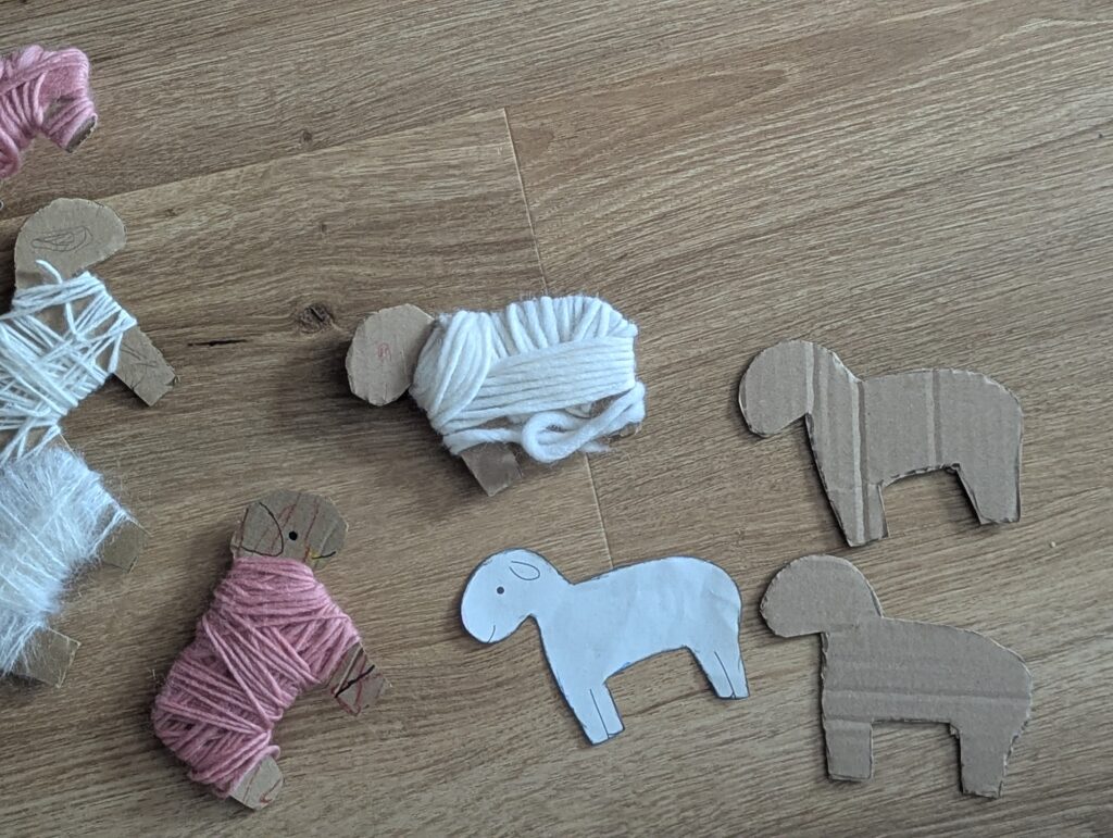 DIY Schafe basteln leicht gemacht: Entdeckt die süße Bastelanleitung für flauschige Schafe aus Karton und Wolle inklusive kostenloser Vorlage zum Ausdrucken.