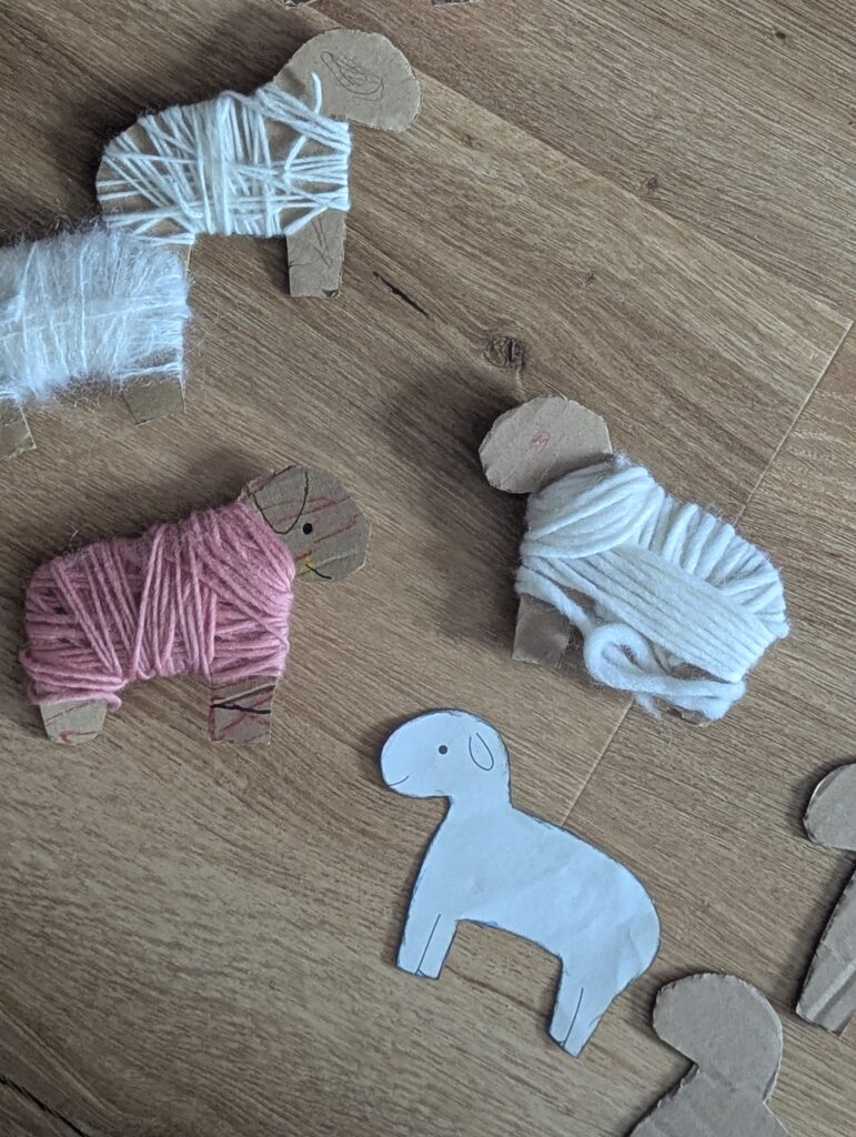DIY Schafe basteln leicht gemacht: Entdeckt die süße Bastelanleitung für flauschige Schafe aus Karton und Wolle inklusive kostenloser Vorlage zum Ausdrucken.