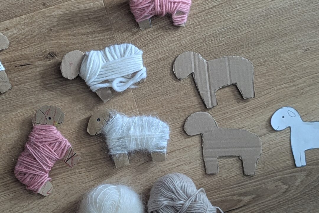 DIY Schafe basteln leicht gemacht: Entdeckt die süße Bastelanleitung für flauschige Schafe aus Karton und Wolle inklusive kostenloser Vorlage zum Ausdrucken.