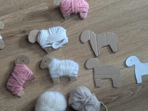 DIY Schafe basteln leicht gemacht: Entdeckt die süße Bastelanleitung für flauschige Schafe aus Karton und Wolle inklusive kostenloser Vorlage zum Ausdrucken.