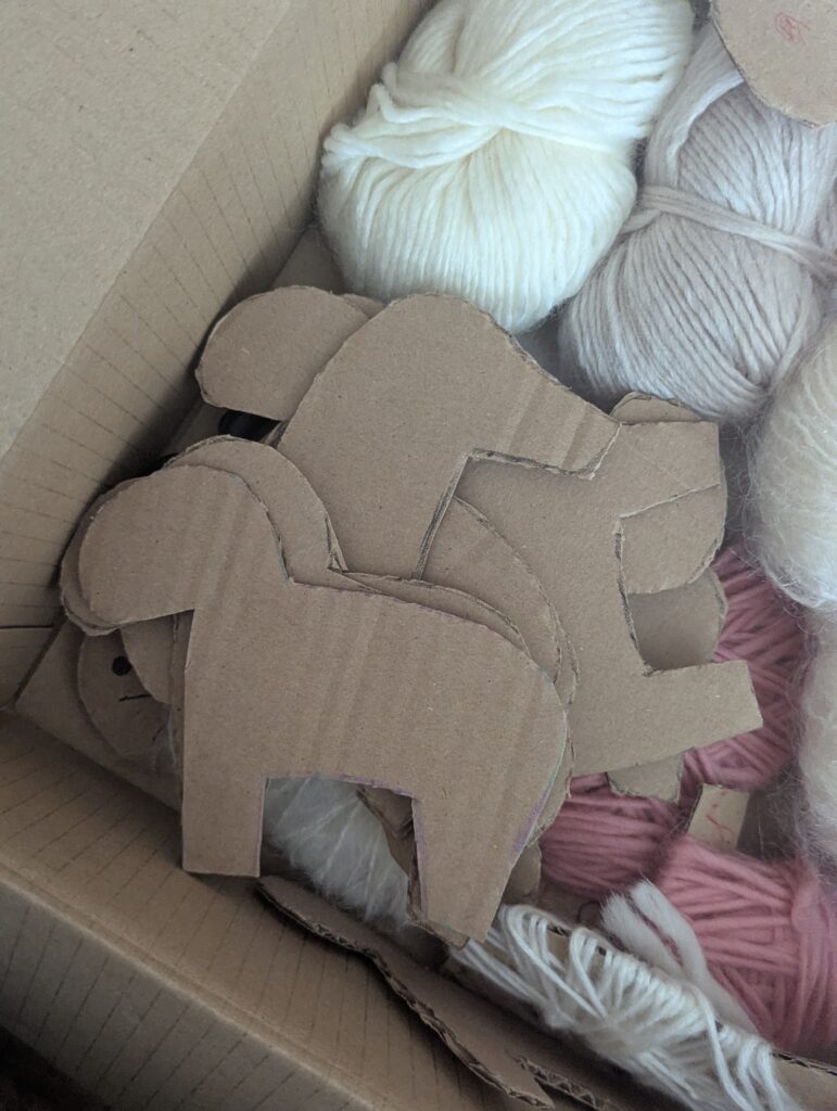 DIY Schafe basteln leicht gemacht: Entdeckt die süße Bastelanleitung für flauschige Schafe aus Karton und Wolle inklusive kostenloser Vorlage zum Ausdrucken.