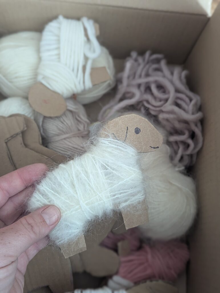 DIY Schafe basteln leicht gemacht: Entdeckt die süße Bastelanleitung für flauschige Schafe aus Karton und Wolle inklusive kostenloser Vorlage zum Ausdrucken.