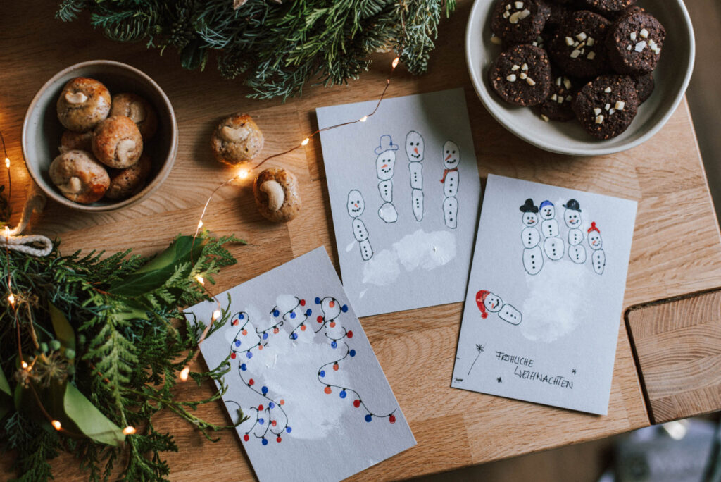 Weihnachtskarten selber machen: Entdecke 12 kreative Bastelideen für Kinder. Einfache DIY-Weihnachtskarten für eine kreative und gemütliche Adventszeit.