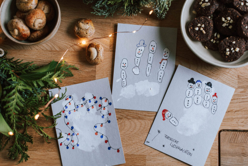 Weihnachtskarten selber machen: Entdecke 12 kreative Bastelideen für Kinder. Einfache DIY-Weihnachtskarten für eine kreative und gemütliche Adventszeit.