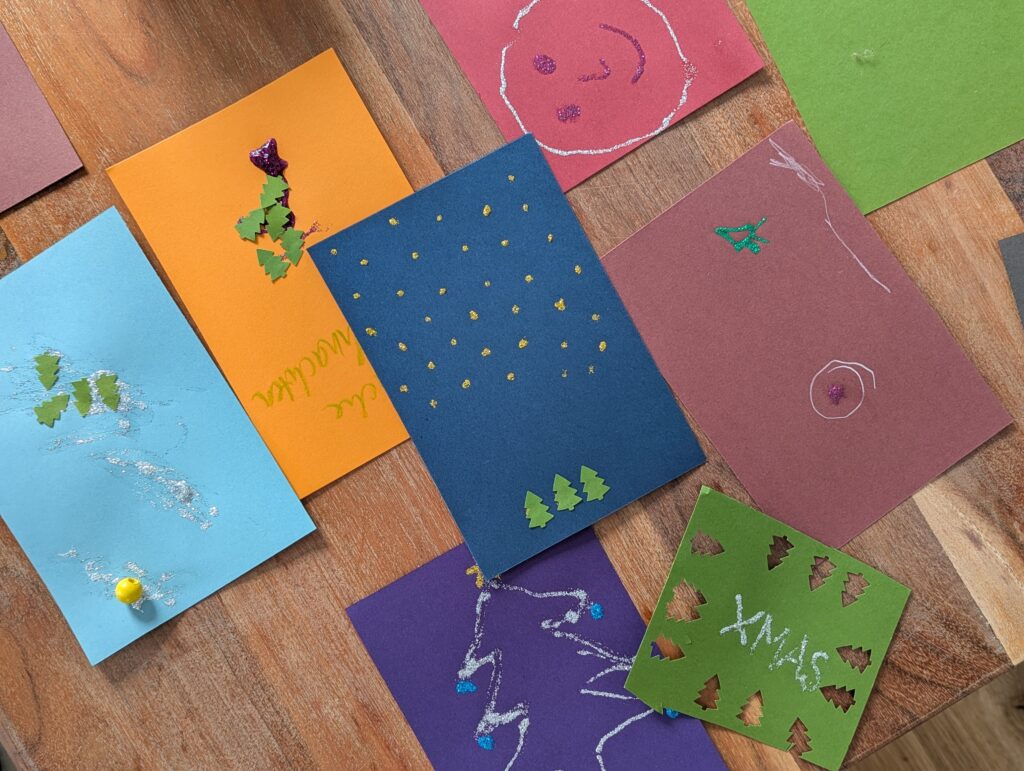 Weihnachtskarten selber machen: Entdecke 12 kreative Bastelideen für Kinder. Einfache DIY-Weihnachtskarten für eine kreative und gemütliche Adventszeit.