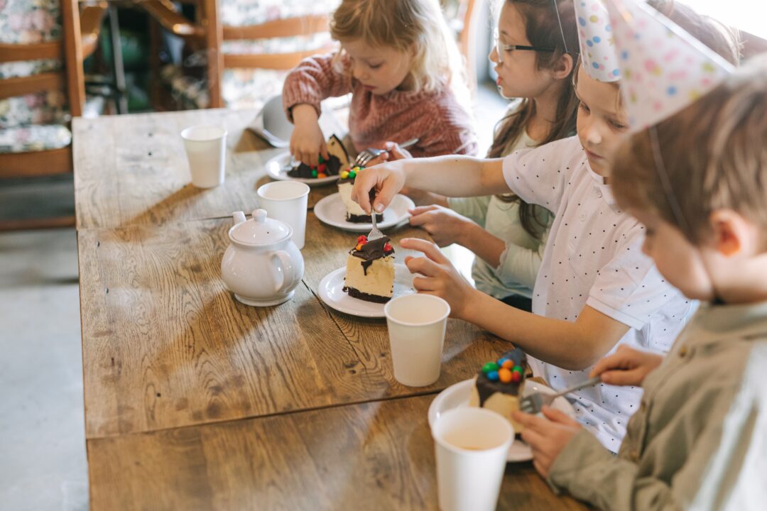 Nachhaltige Einwegartikel für den Kindergeburtstag: Die besten nachhaltigen Becher, Snackschalen und Besteck für den entspannten Geburtstag